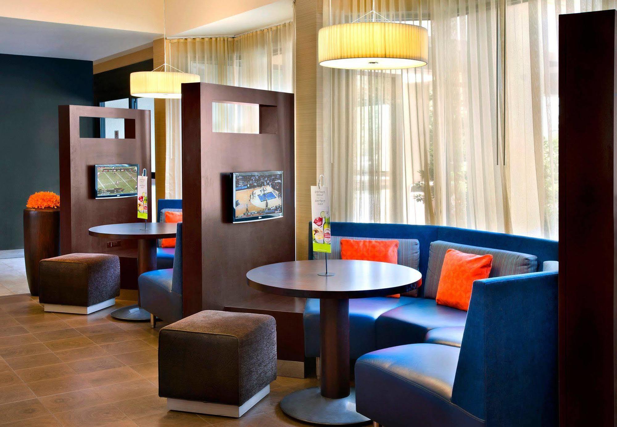 Courtyard By Marriott Pittsburgh Airport Hotel Coraopolis Exterior foto